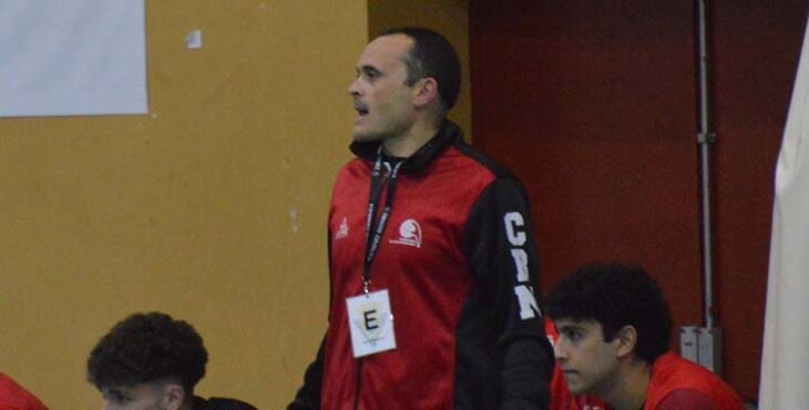 Jesús Escribano en la banda de Fátima durante un partido.