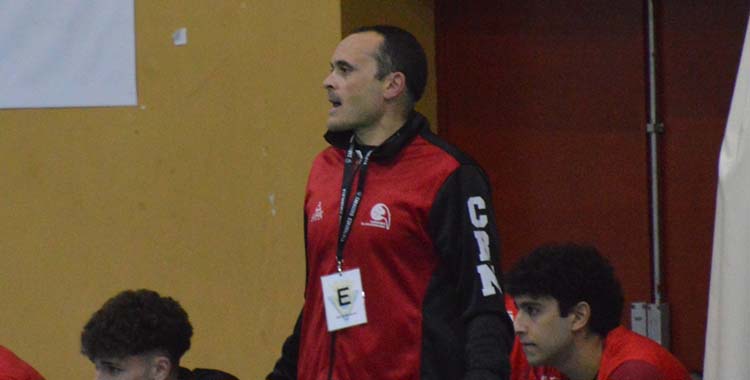 Jesús Escribano en la banda de Fátima durante un partido.