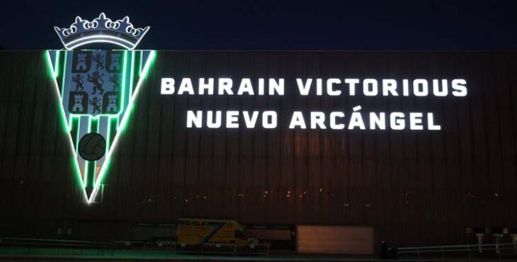 Escudo y 'naming' de El Arcángel iluminados de noche.