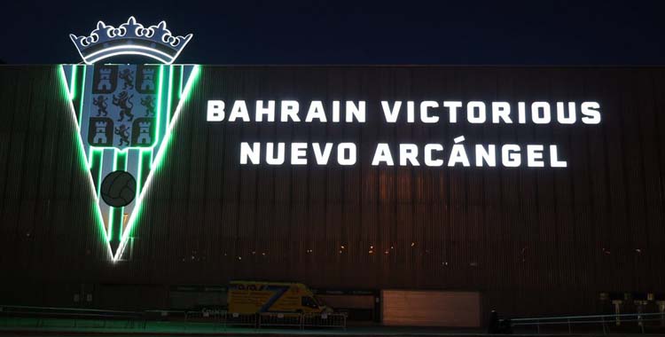 Escudo y 'naming' de El Arcángel iluminados de noche.