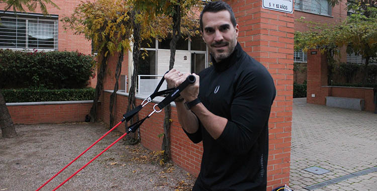 Fran León durante unos de sus ejercicios de fuerza a domicilio.