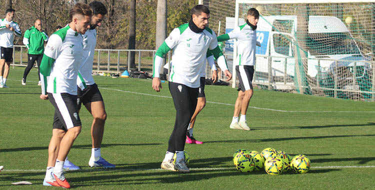 Adri Fuentes e Isma Ruiz, dos puntales para Iván Ania, sobre el verde de la Ciudad Deportiva en el último entrenamiento de la semana.