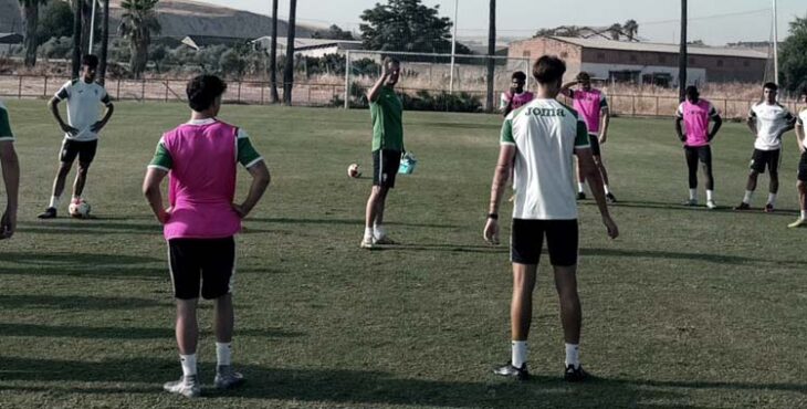 Gaspar Gálvez dirige un entrenamiento del Córdoba B.