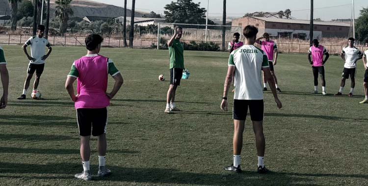 Gaspar Gálvez dirige un entrenamiento del Córdoba B.