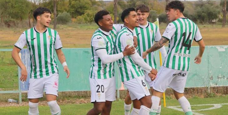 Los jugadores del Córdoba B celebran un gol ante el Ceuta B.
