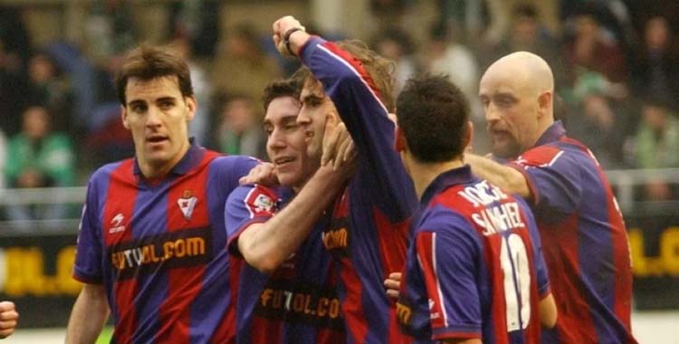 El Eibar celebra un gol en la temporada 2001-02.