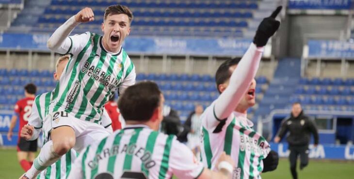 Guardiola y Del Moral celebran el 1-2 en Mendizorroza.