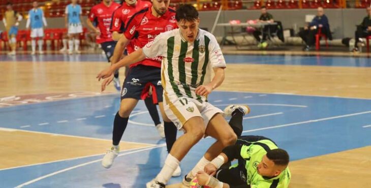 Cristian bloca el balón ante José Antonio Grande en Vista Alegre.