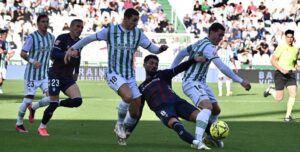 Sergi Guardiola y Adrián Fuentes porfían con un jugador del Eibar.