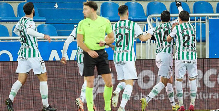 Sergi Guardiola celebrando su primer gol del curso que valió el triunfo en Vitoria.