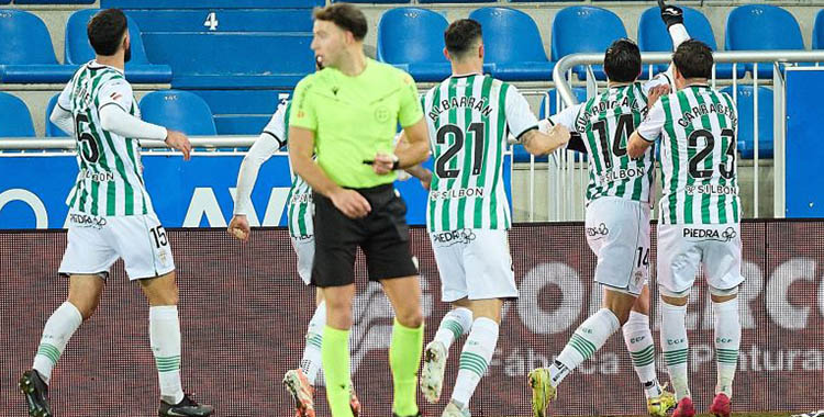 Sergi Guardiola celebrando su primer gol del curso que valió el triunfo en Vitoria.