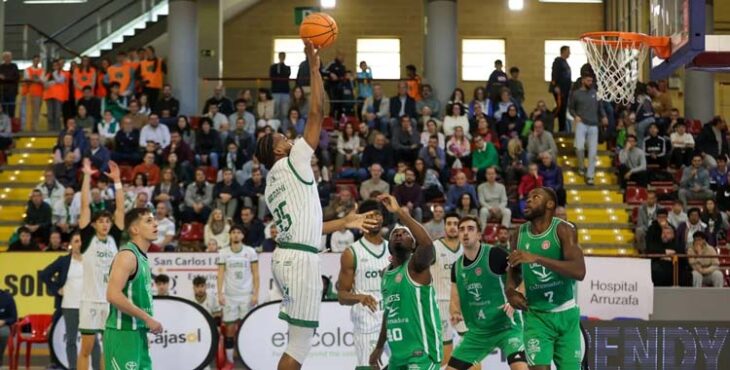 Guemeta busca el aro con la grada de Vista Alegre de fondo.