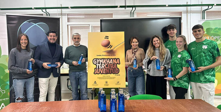 La presidenta y gerente del IMDECO junto al director del López Neyra, Belén Domenech del Navial y varios monitores de la Gymkhana.