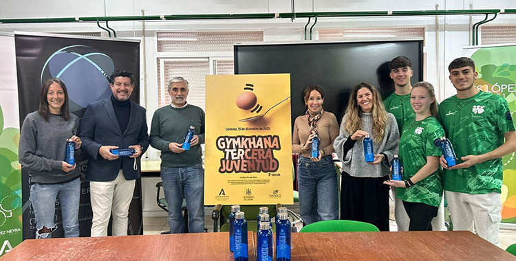 La presidenta y gerente del IMDECO junto al director del López Neyra, Belén Domenech del Navial y varios monitores de la Gymkhana.