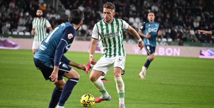 Isma Ruiz conduce el balón ante el Cádiz en El Arcángel.