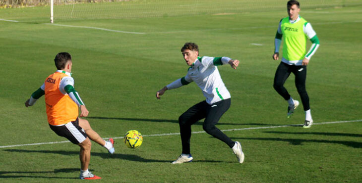Isma Ruiz pasa el balón en el rondo ante el canterano Miguelón.