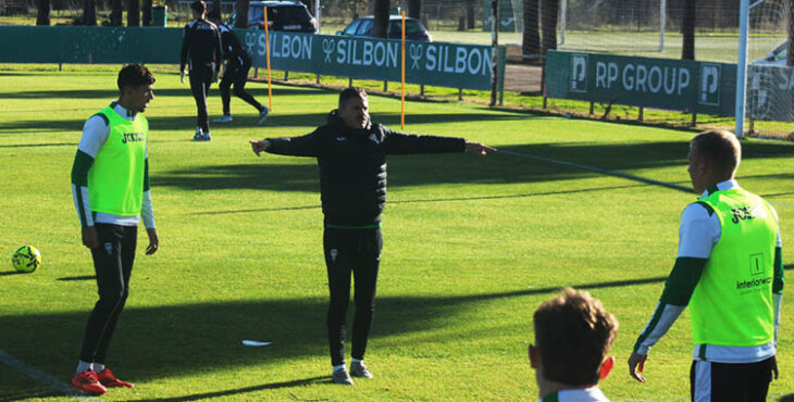 Iván Ania dando instrucciones a sus hombres junto al canterano Álex López.