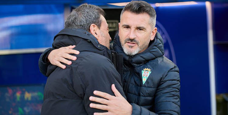 Iván Ania abrazando a Jesús Galván en Mendizorroza.