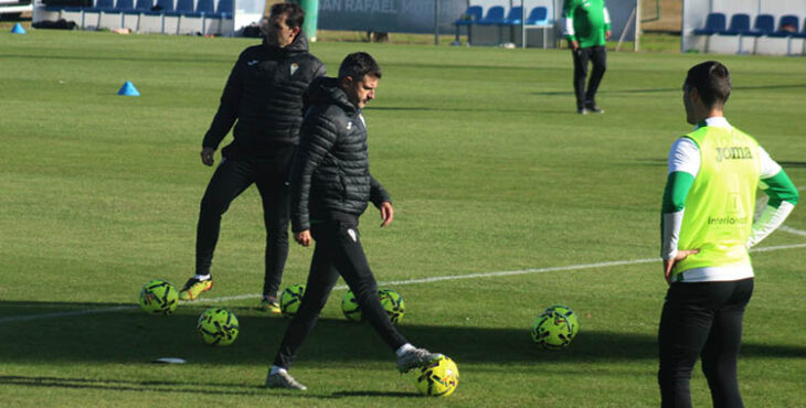 Iván Ania con el balón y Sergi Guardiola a la derecha.