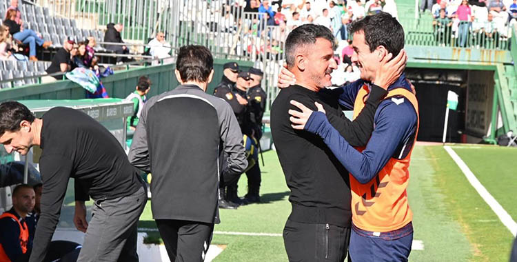 Iván Ania saludando efusivamente a Jon Magunazelaia.