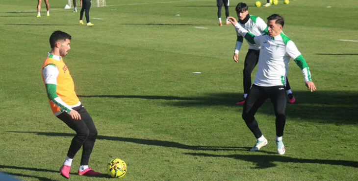 Jacobo ante Carrecedo, que volverá al once inicial, en un rondo en la Ciudad Deportiva.