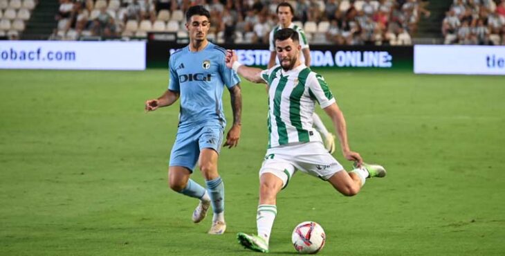 Jacobo prepara un centro ante el Burgos en la 2024-25.