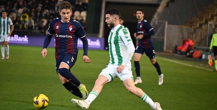 Jacobo en una acción de ataque ante el Eibar en la 2024-25.