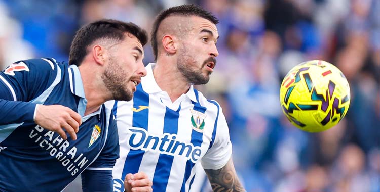 Jacobo pugna por el balón en Butarque.