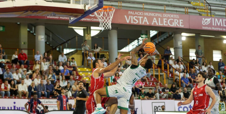 Ja'Monta Black entra al aro en un partido en Vista Alegre.