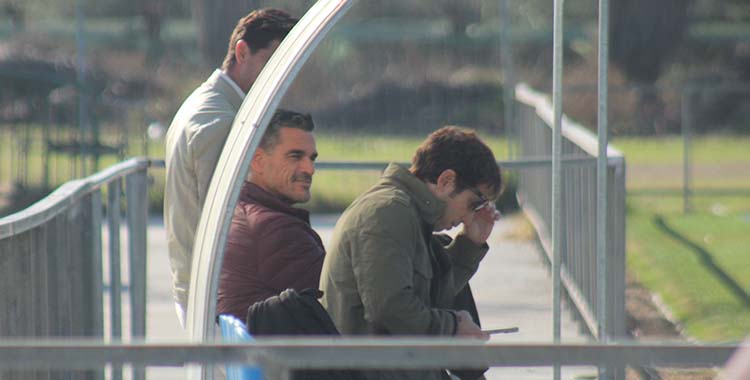 Juanito y Raúl Cámara en el banquillo de la Ciudad Deportiva, con Javi Flores de fondo.