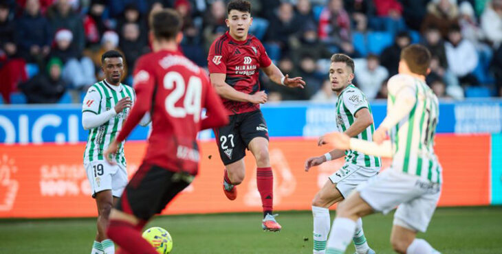 Isma Ruiz y Dalisson luchan por el balón ante el Mirandés.