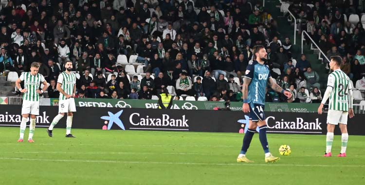 Los jugadores del Córdoba lamentan un gol del Cádiz en El Arcángel.