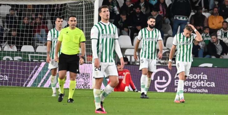 Los jugadores del Córdoba lamentan el segundo gol del Cádiz.