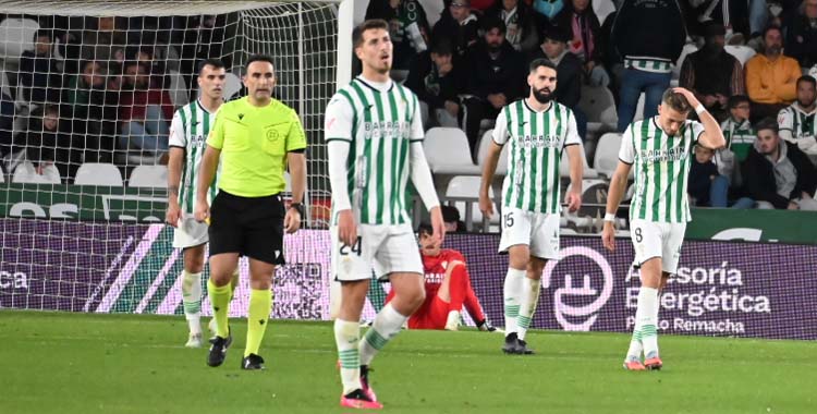 Los jugadores del Córdoba lamentan el segundo gol del Cádiz.