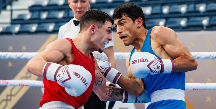 Rafa Lozano Jr. en un combate del Mundial IBA.