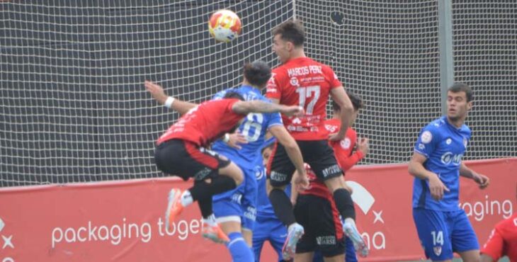 Marcos Pérez lucha por un balón aéreo ante el Linares.