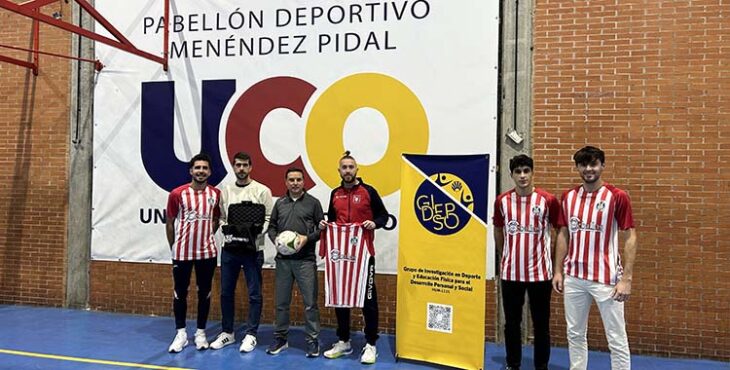 Varios futbolistas del Montalbeño en el pabellón Menéndez Pidal de la Universidad de Córdoba.