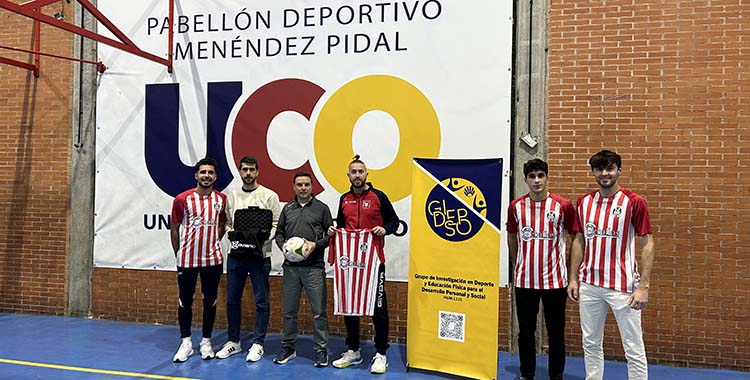 Varios futbolistas del Montalbeño en el pabellón Menéndez Pidal de la Universidad de Córdoba.