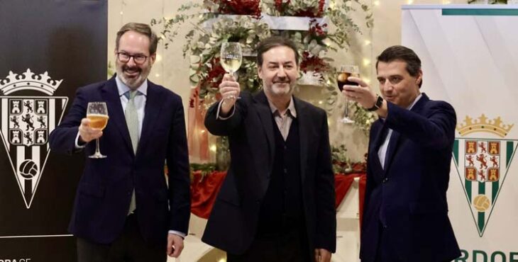 Fernández Monterrubio brinda en un acto navideño del Córdoba.