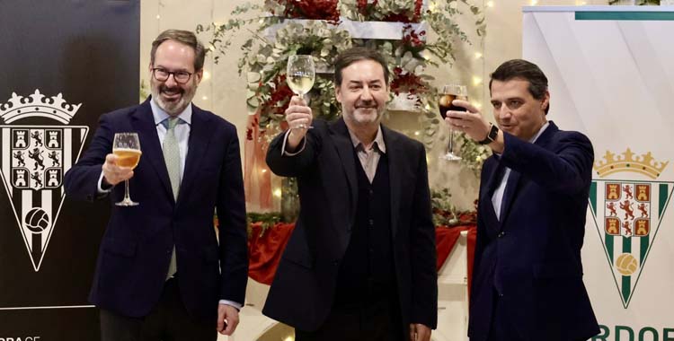 Fernández Monterrubio brinda en un acto navideño del Córdoba.