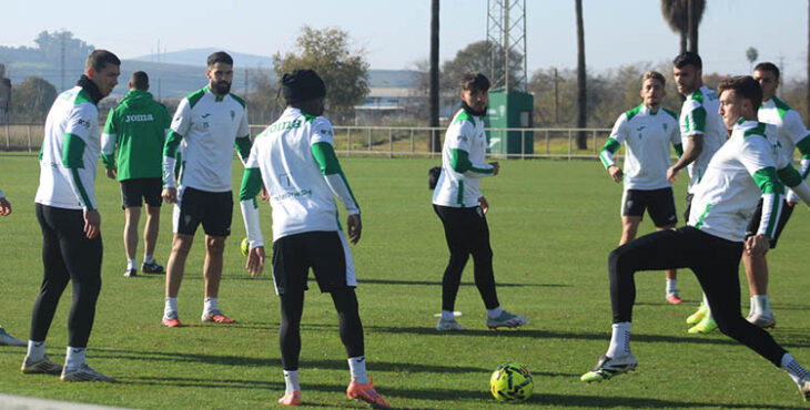 Alberto del Moral extiende su pie ante Adilson en el rondo.