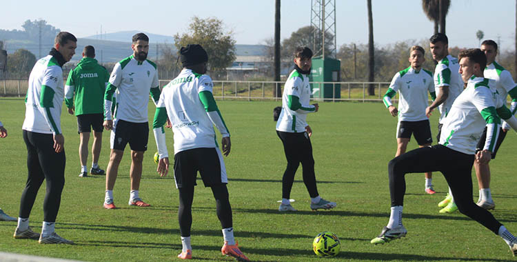 Alberto del Moral extiende su pie ante Adilson en el rondo.