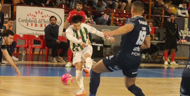 Murilo Duarte dispara a puerta ante el Alzira.