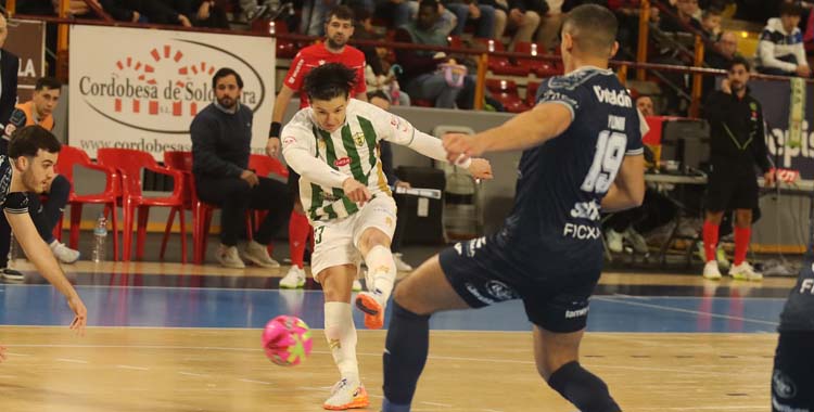 Murilo Duarte dispara a puerta ante el Alzira.