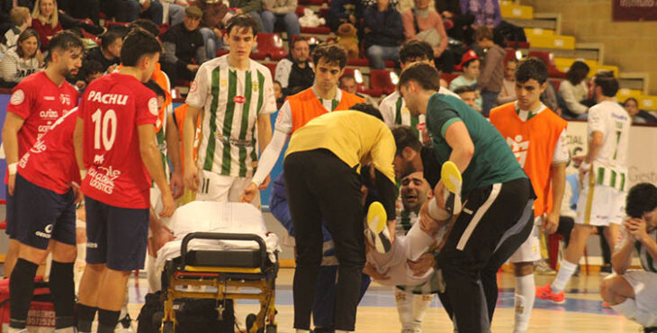 Nacho Gómez tras lesionarse ante Osasuna Magna.