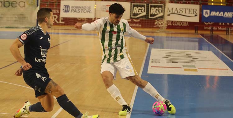 Nicolás Marrón trata de superar a un rival.