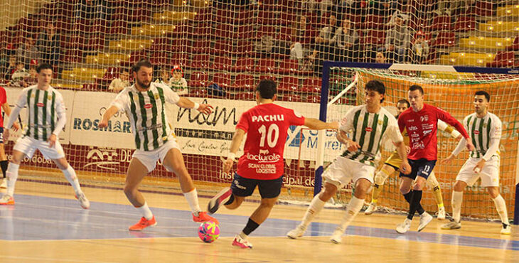 La defensa blanquiverde intentando tapar un intento de Pachu