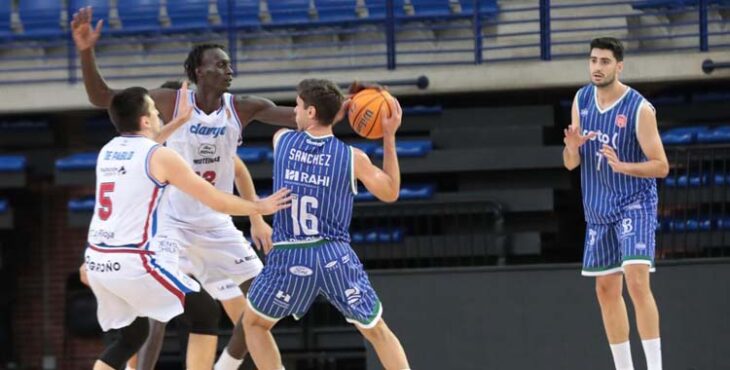 Pablo Sánchez protege el balón ante dos rivales.