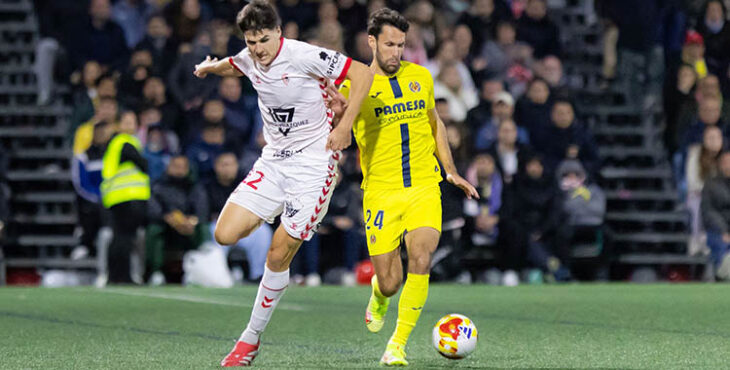 Alfonso Pedraza arrebata el balón a su sobrino José Pedraza en el partido de Copa del Rey que enfrentó a sus equipos: Antoniano vs Villarreal.
