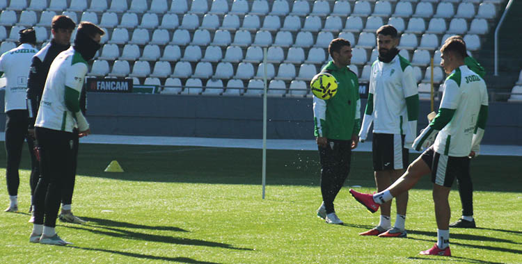 Pedro Ortiz en el rondo con varios compañeros en El Arcángel.